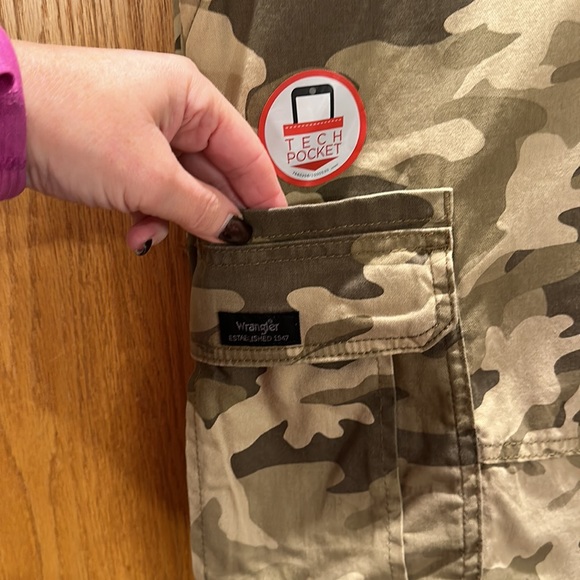 Wrangler Relaxed Fit Flex Camo Cargo Shorts Hidden Tech Pocket 10 in. Inseam - Picture 6 of 11
